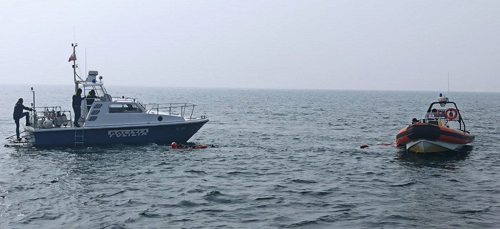 Individuata sul lago di Garda un’imbarcazione semi affondata: la polizia sul posto